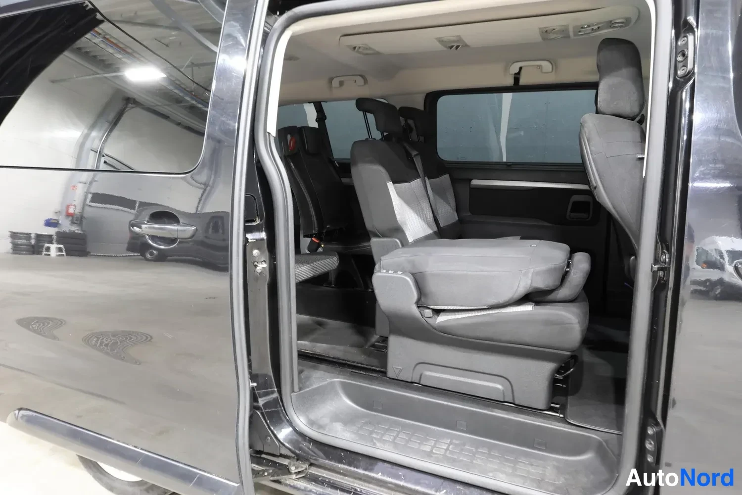 Musta Citroen Space Tourer 2020, takaistuimet, kuva 11