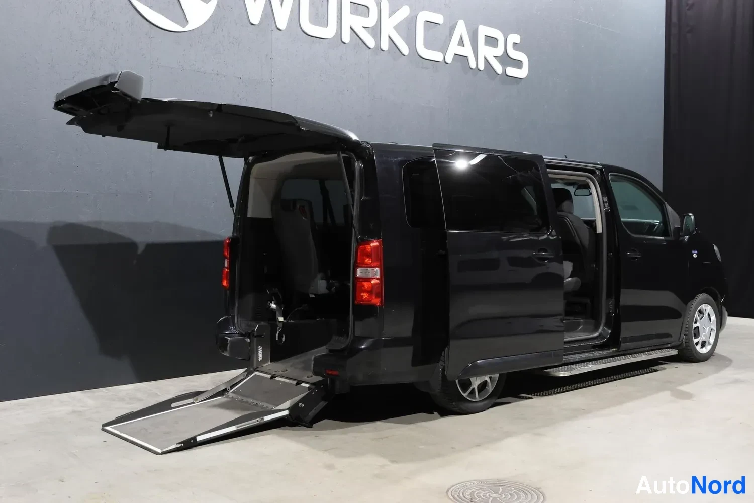 Musta Citroen Space Tourer 2020, takaviisto, kuva 5