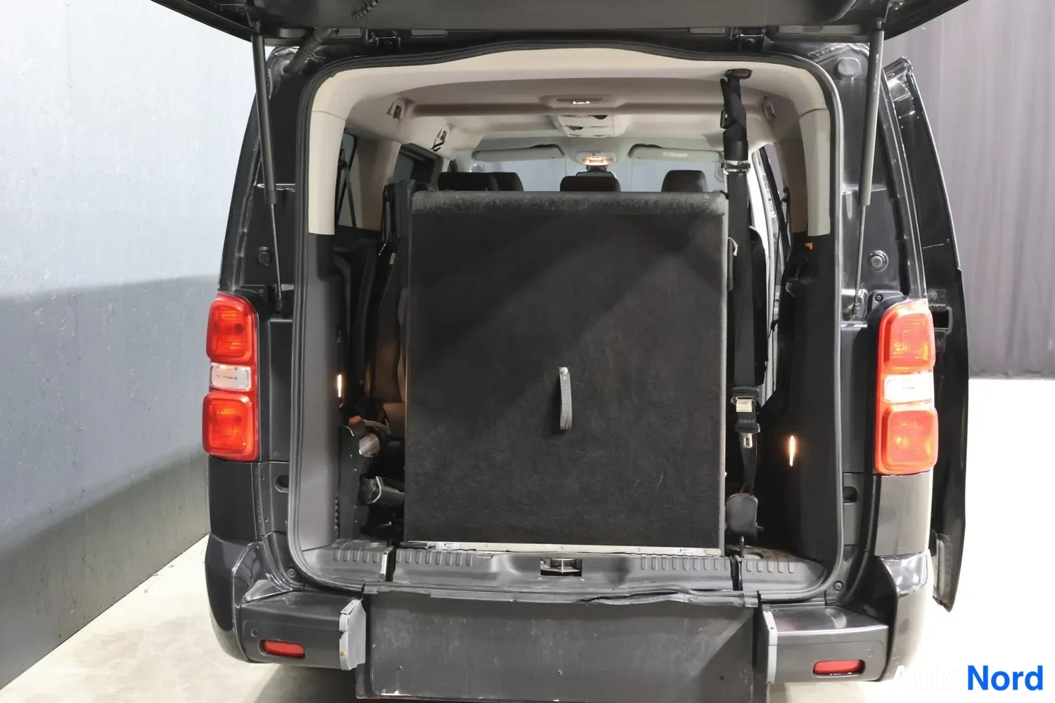 Musta Citroen Space Tourer 2020, takaa, kuva 8