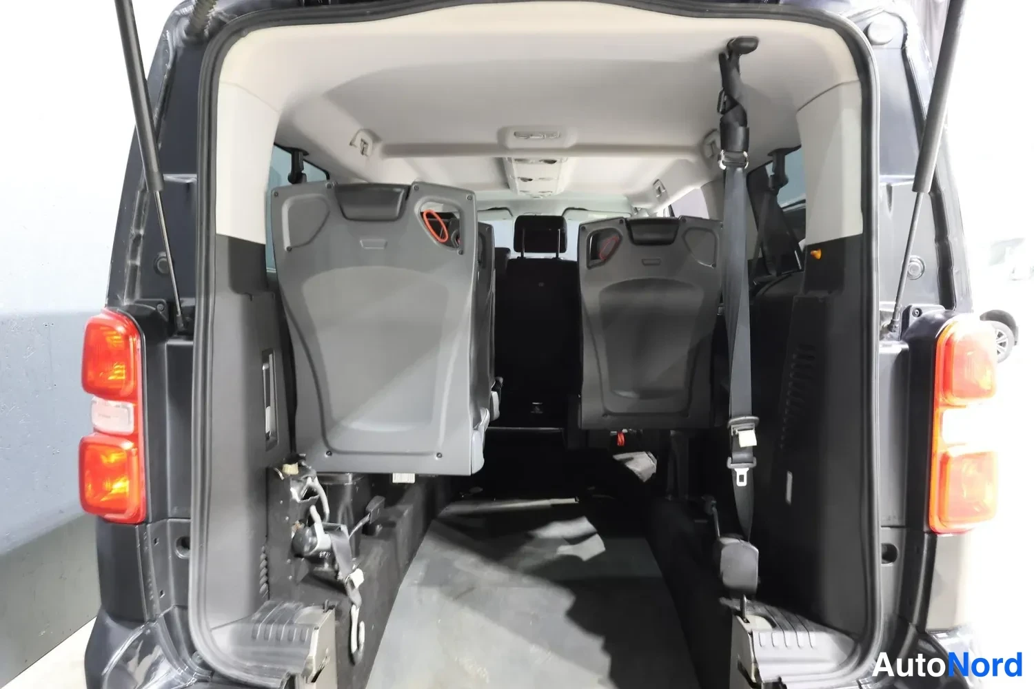 Musta Citroen Space Tourer 2020, takaistuimet, kuva 14