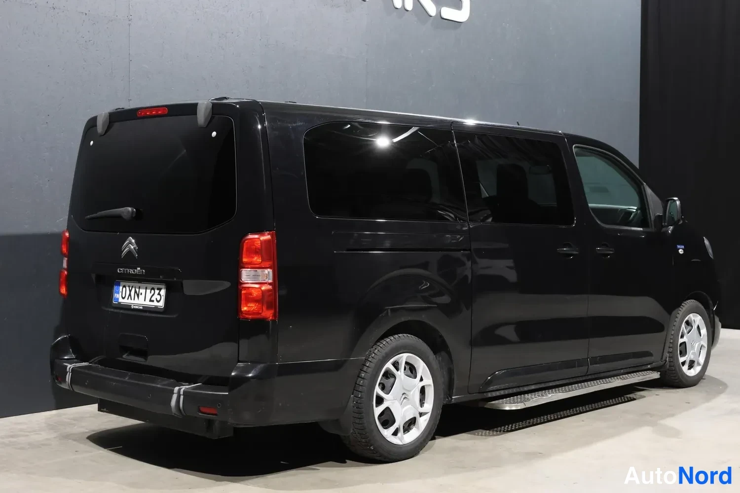 Musta Citroen Space Tourer 2020, takaviisto, kuva 6
