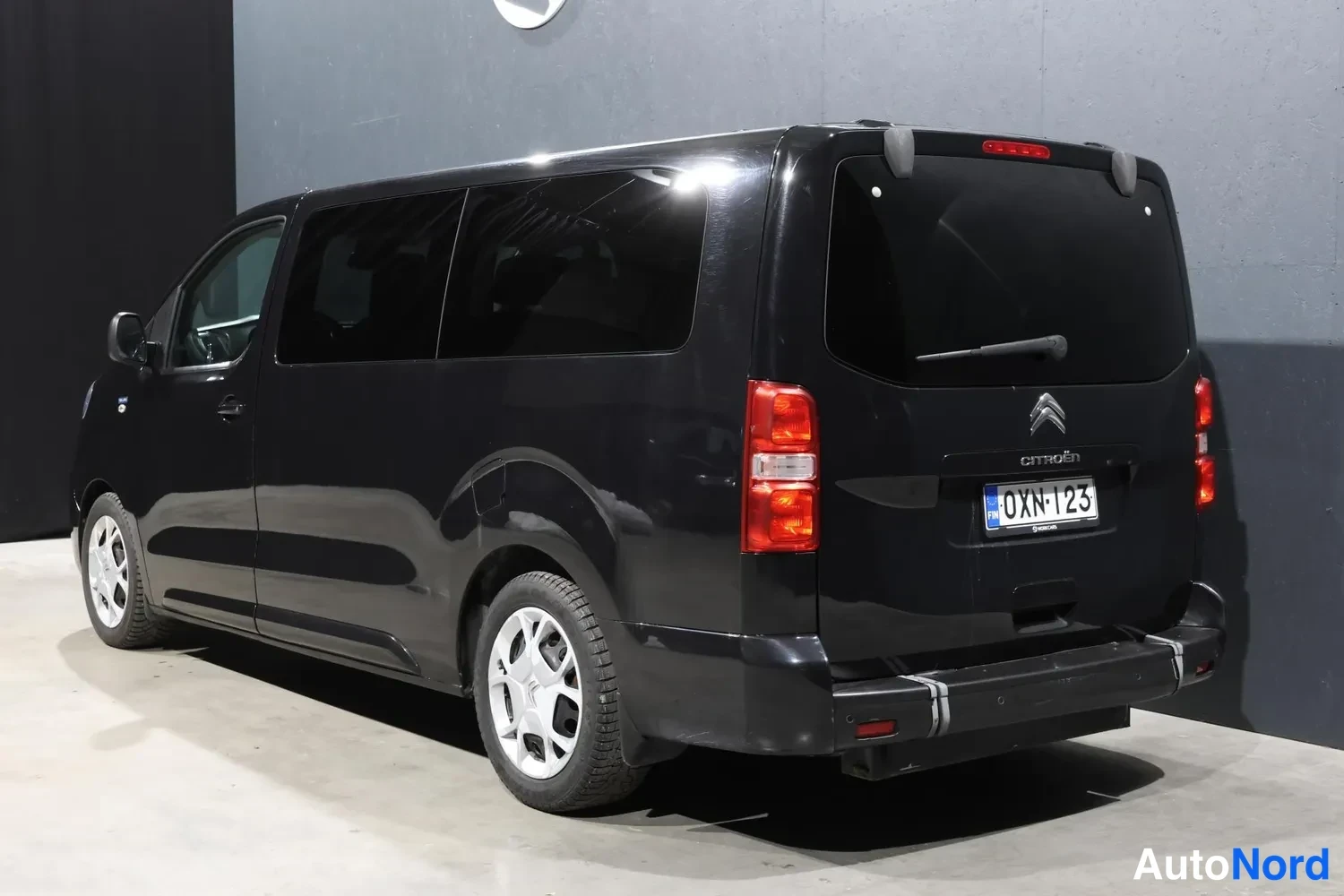 Musta Citroen Space Tourer 2020, takaviisto, kuva 7