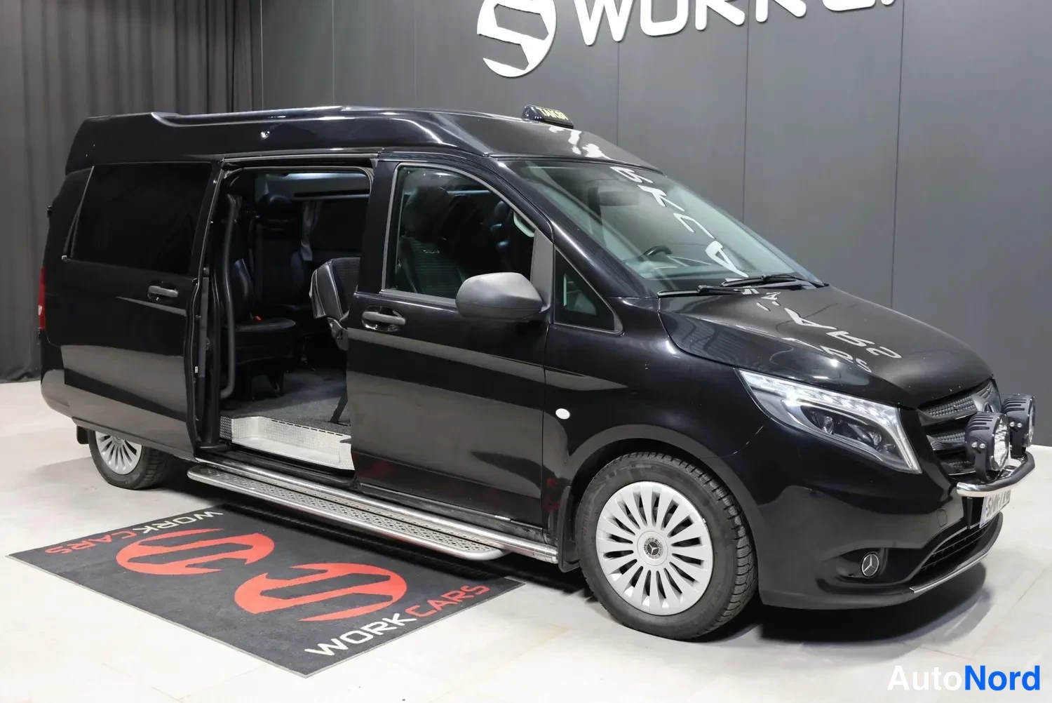 Musta Mercedes-Benz Vito 2017, etuviisto, keula oikealle, kuva 3
