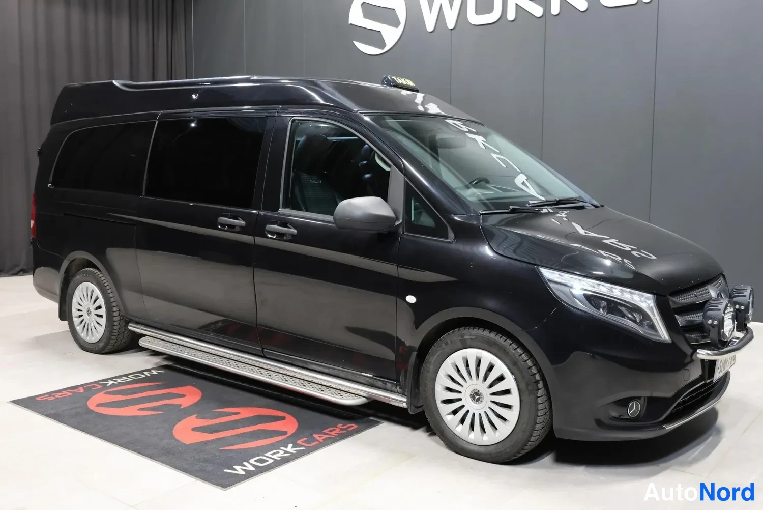 Musta Mercedes-Benz Vito 2017, etuviisto, keula oikealle, kuva 4