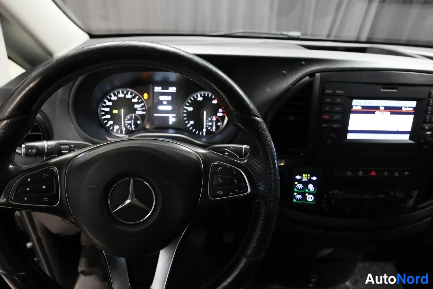 Musta Mercedes-Benz Vito 2017, ohjaamo, kuva 16