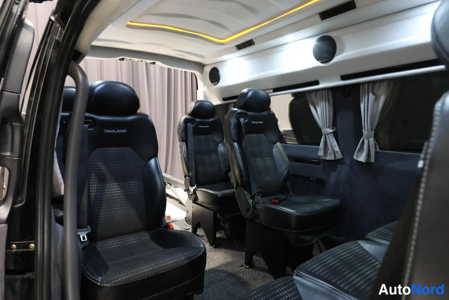 Musta Mercedes-Benz Vito 2017, ohjaamo, kuva 14