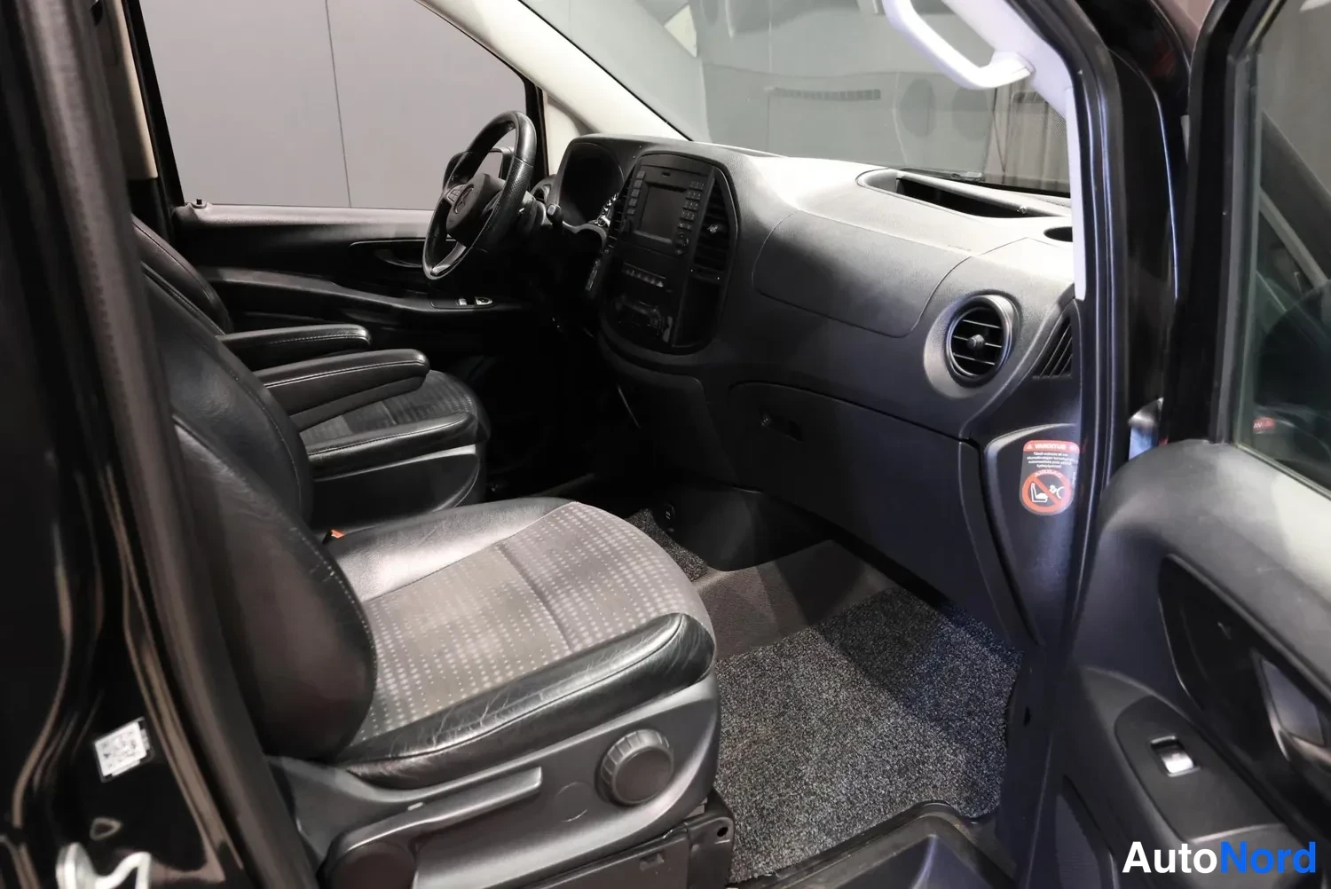 Musta Mercedes-Benz Vito 2017, ohjaamo, kuva 15