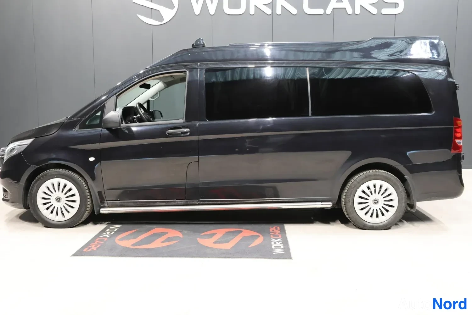 Musta Mercedes-Benz Vito 2017, etuviisto, keula vasemmalle, kuva 2