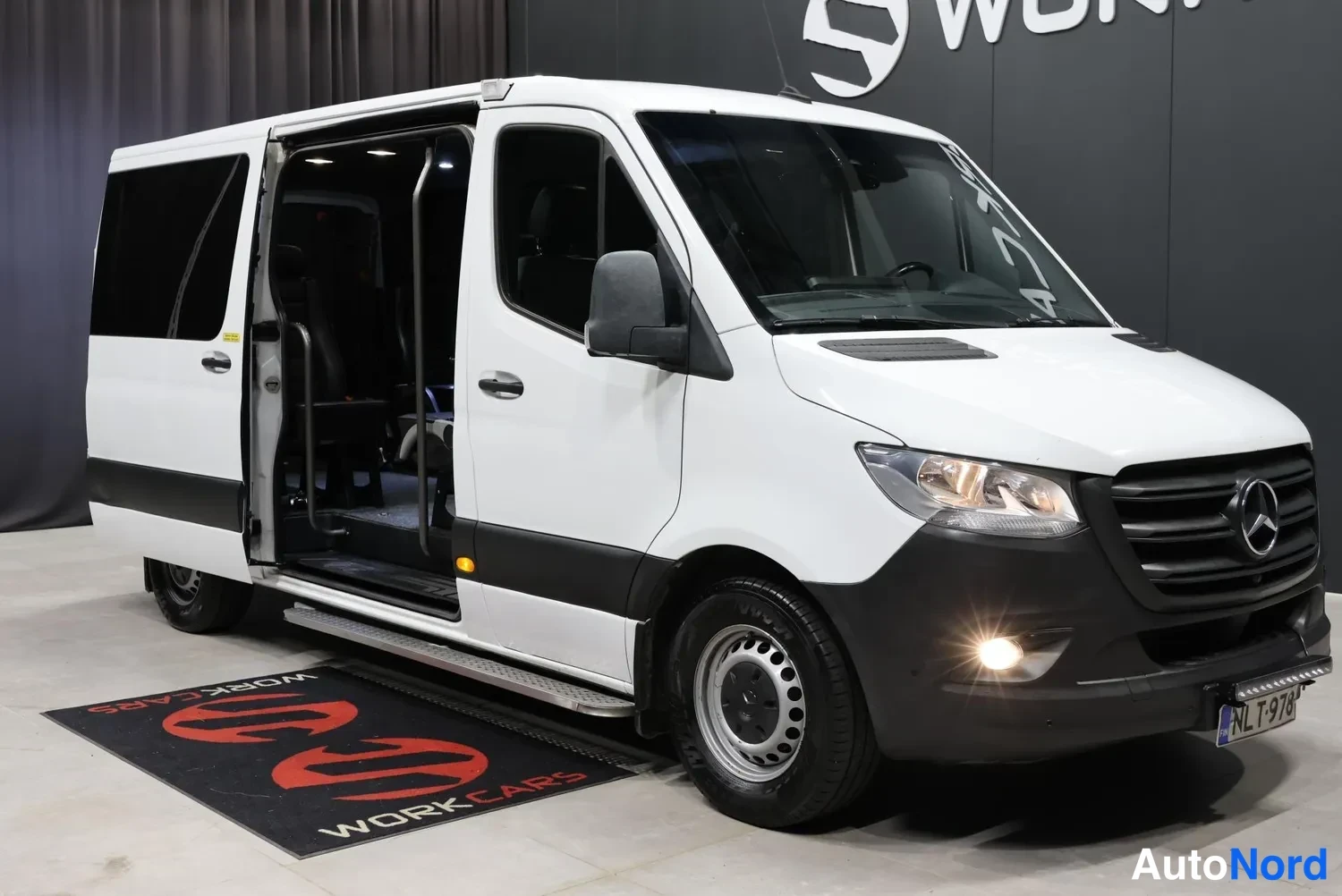 Valkoinen Mercedes-Benz Sprinter 2019, etuviisto, keula oikealle, kuva 3