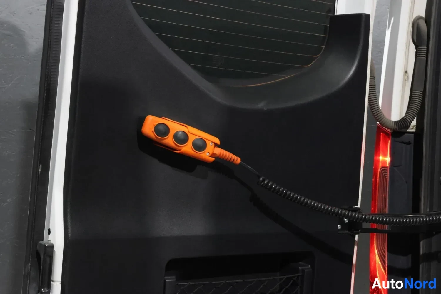 Valkoinen Mercedes-Benz Sprinter 2019, yksityiskohta, kuva 27
