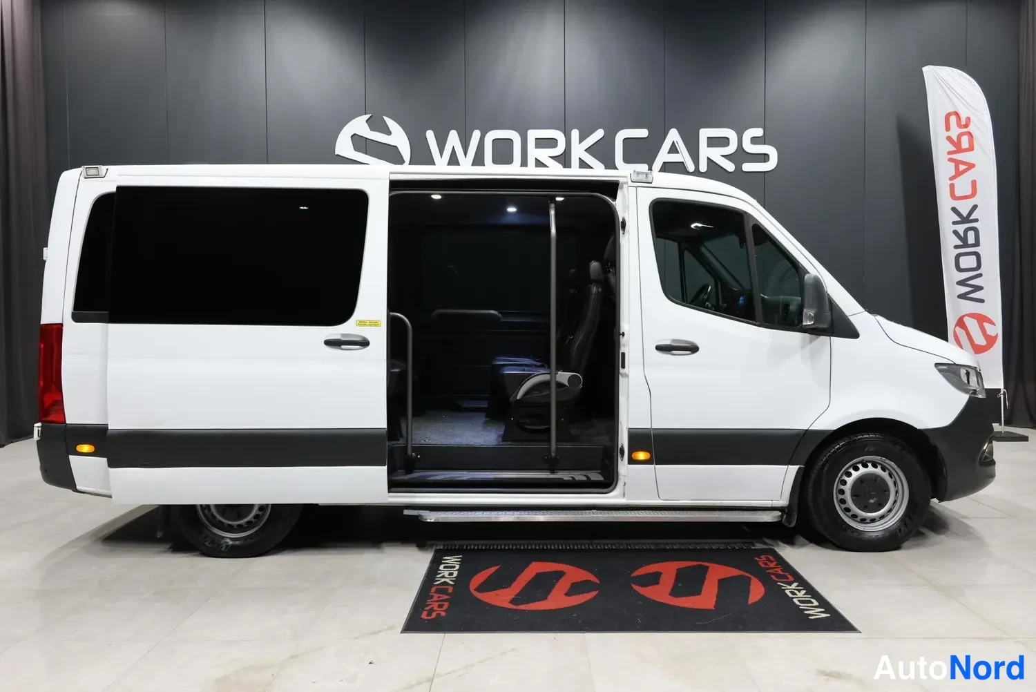 Valkoinen Mercedes-Benz Sprinter 2019, etuviisto, keula oikealle, kuva 5