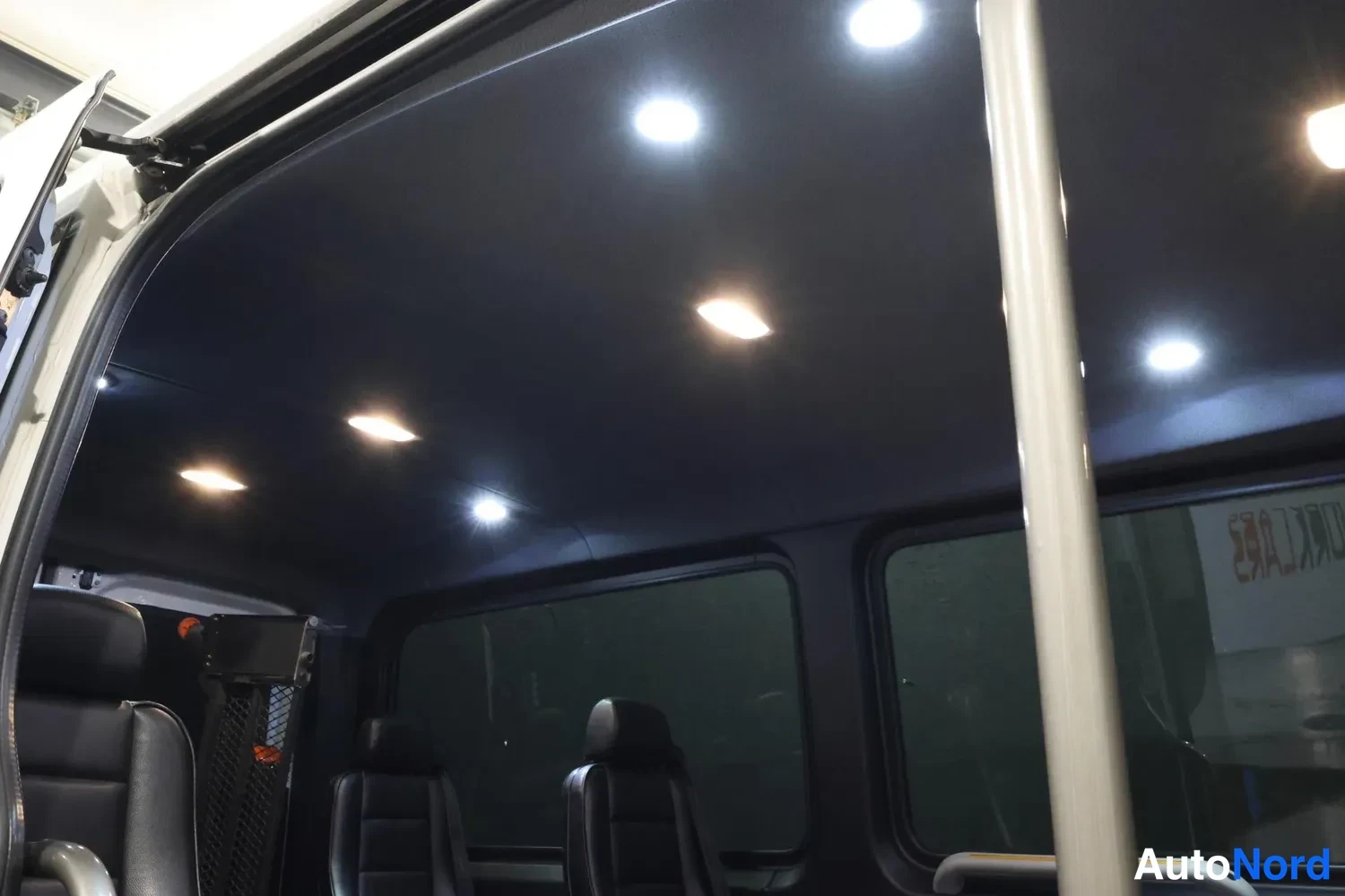 Valkoinen Mercedes-Benz Sprinter 2019, ohjaamo, kuva 16