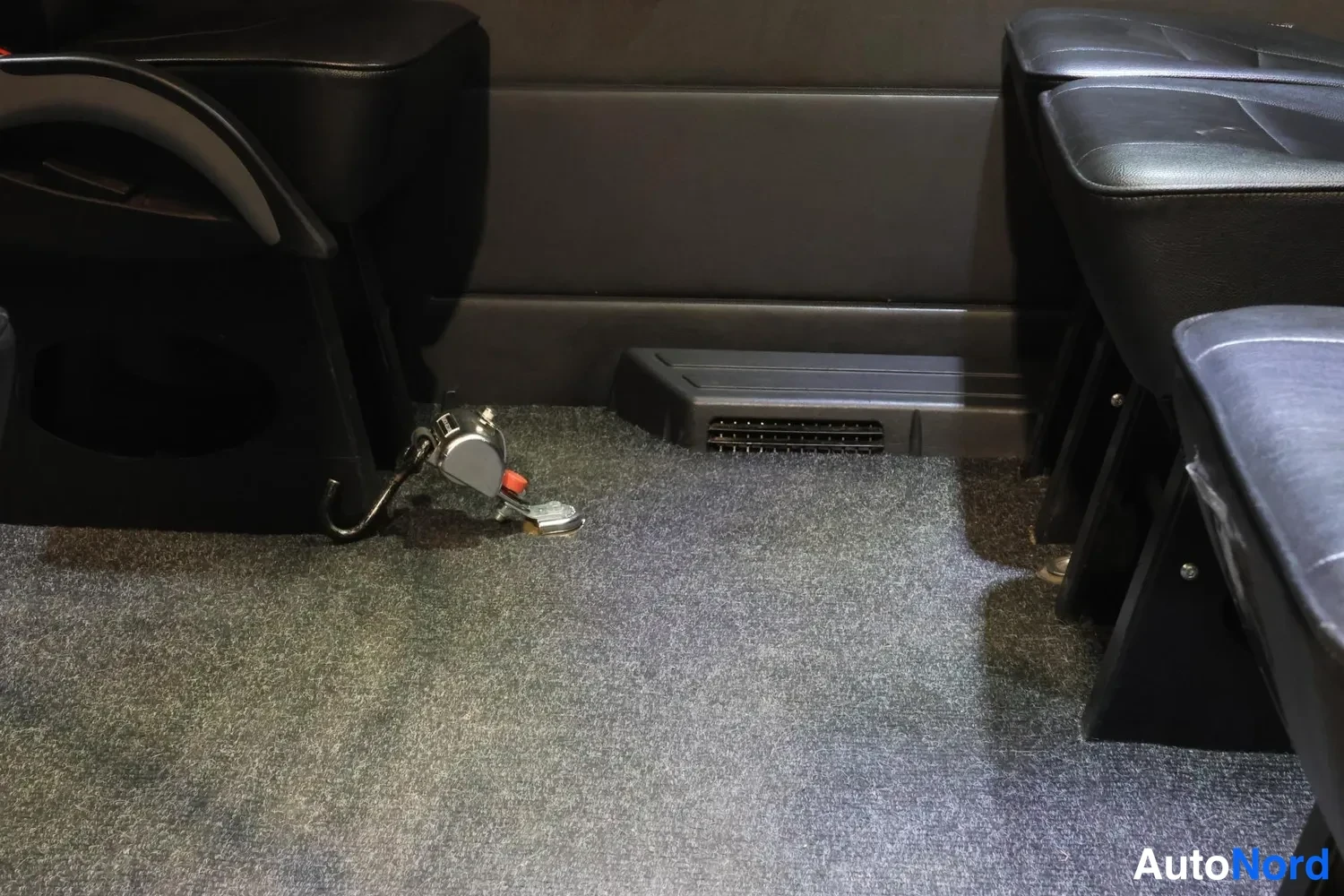 Valkoinen Mercedes-Benz Sprinter 2019, yksityiskohta, kuva 28