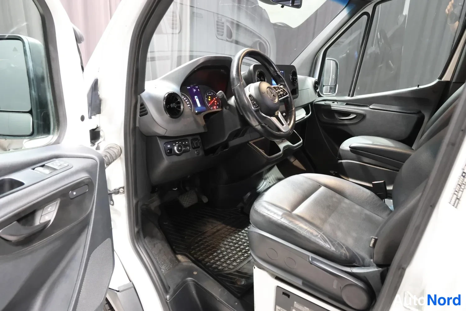 Valkoinen Mercedes-Benz Sprinter 2019, ohjaamo, kuva 17