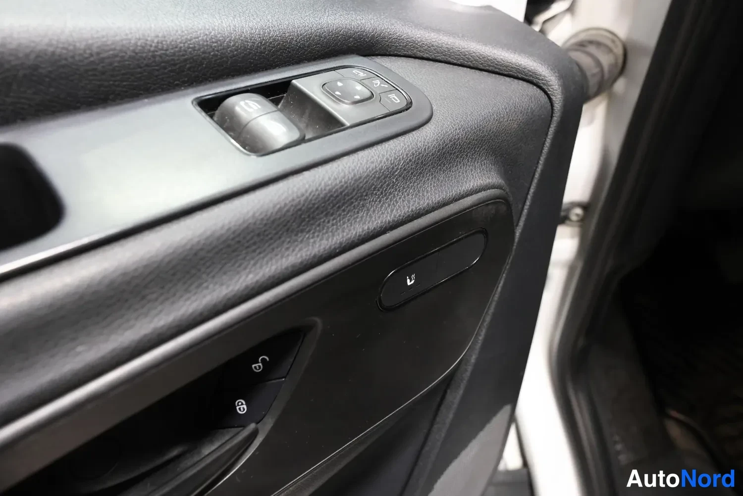Valkoinen Mercedes-Benz Sprinter 2019, yksityiskohta, kuva 29
