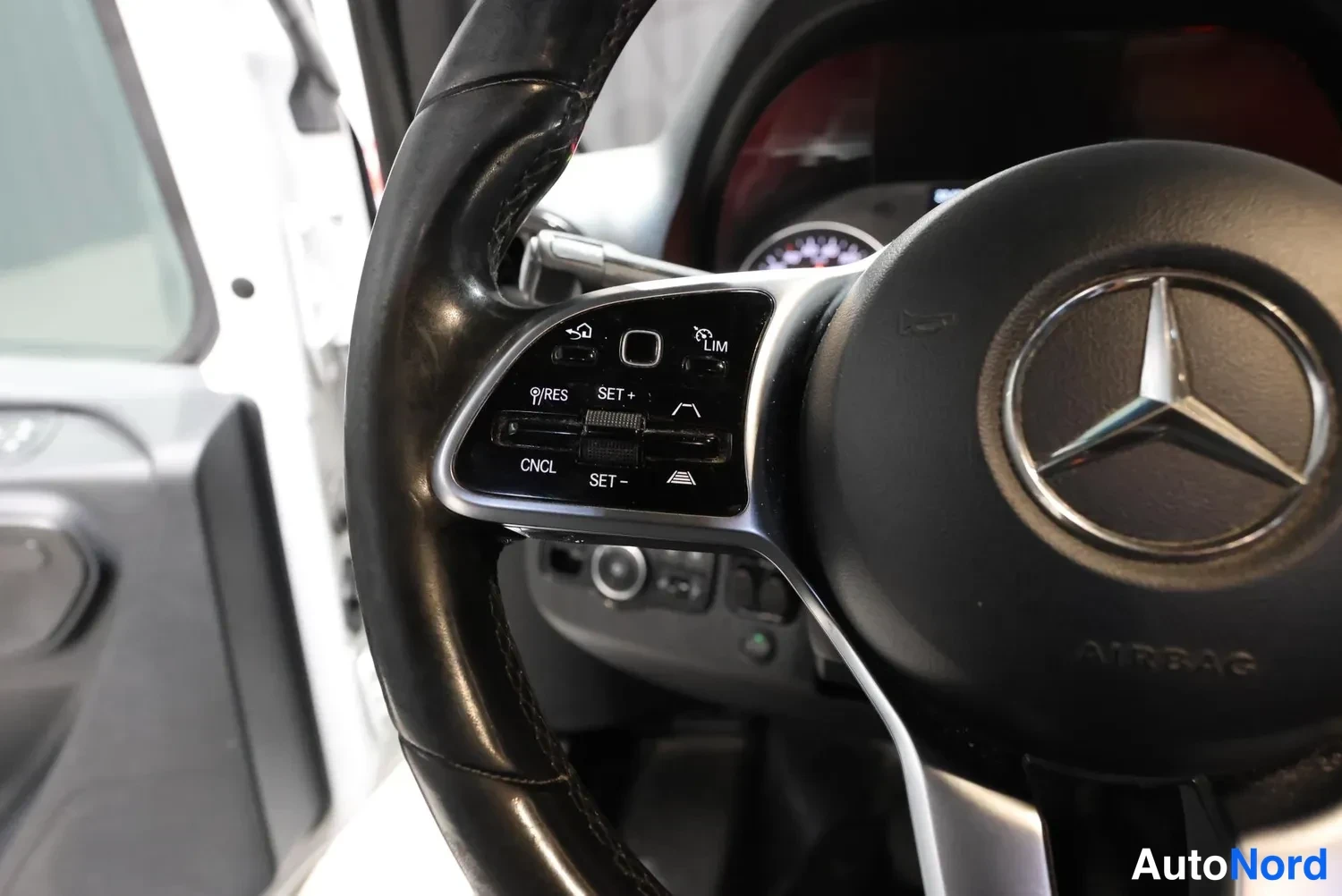 Valkoinen Mercedes-Benz Sprinter 2019, yksityiskohta, kuva 31