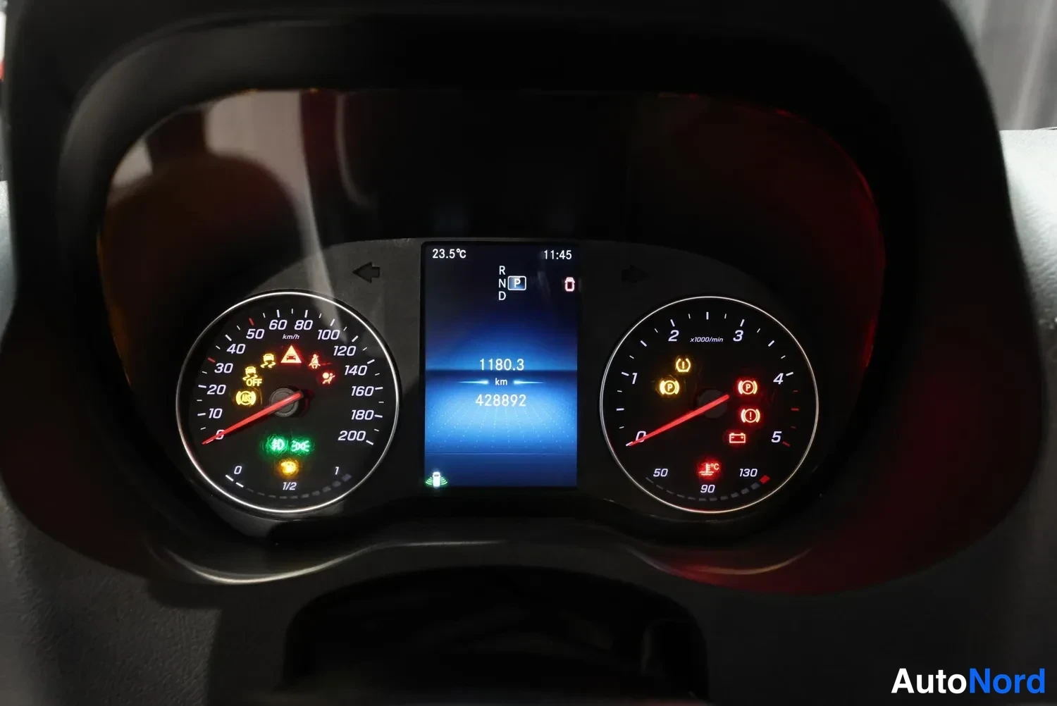 Valkoinen Mercedes-Benz Sprinter 2019, yksityiskohta, kuva 40