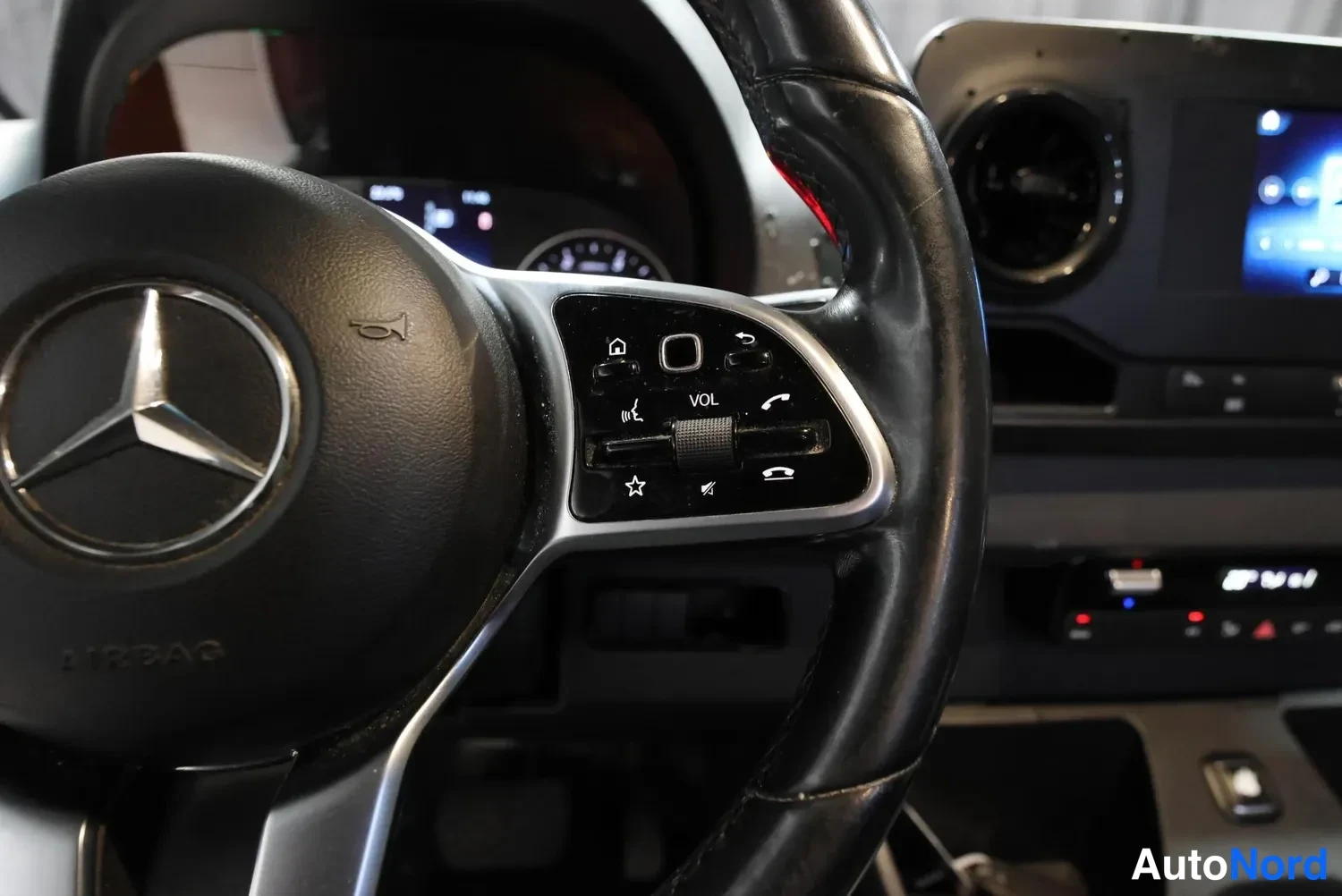 Valkoinen Mercedes-Benz Sprinter 2019, yksityiskohta, kuva 32