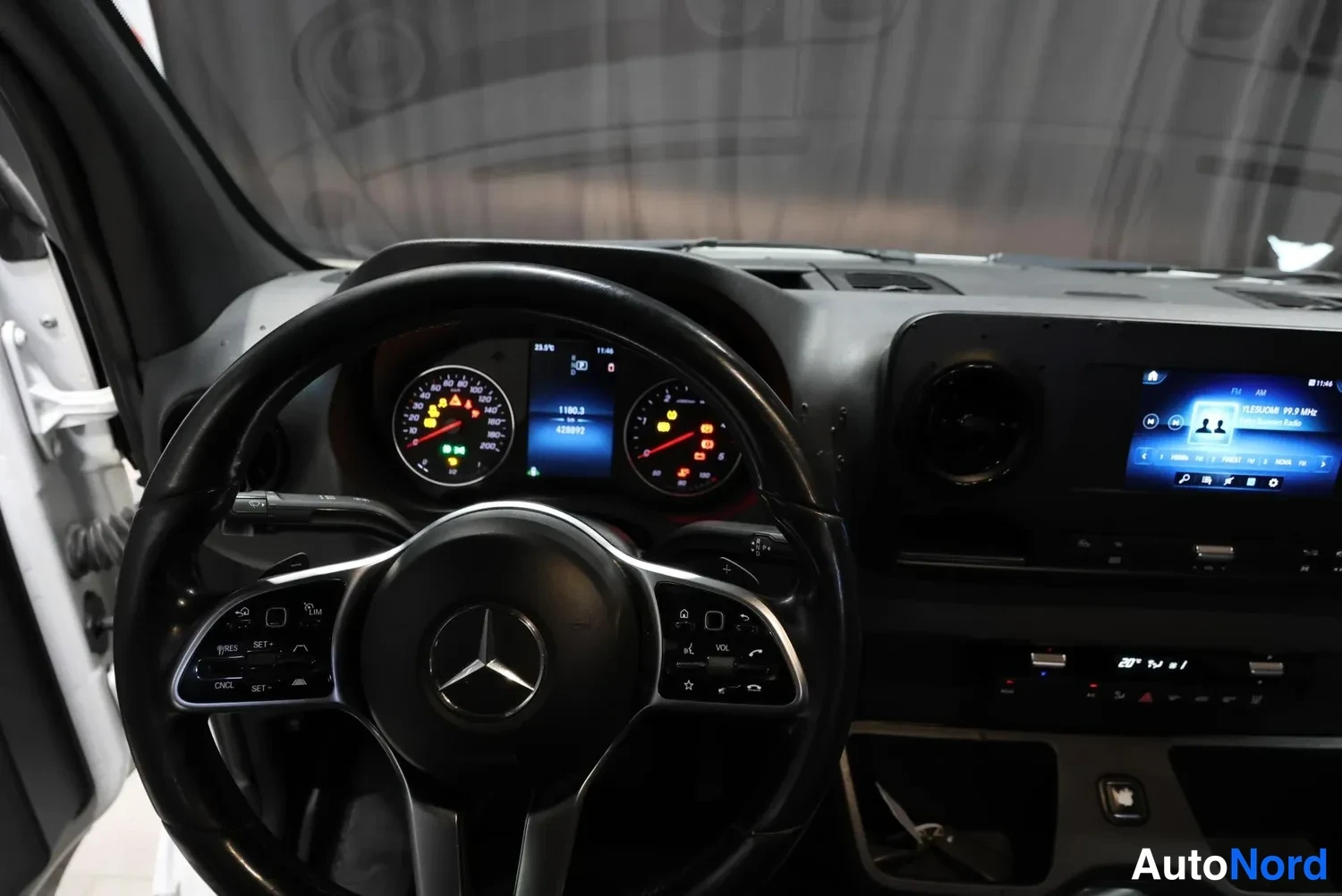 Valkoinen Mercedes-Benz Sprinter 2019, ohjaamo, kuva 18