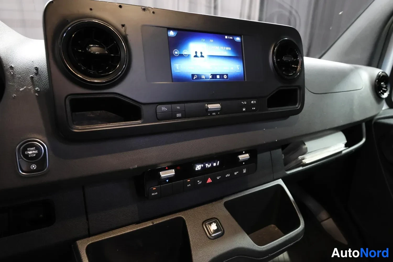 Valkoinen Mercedes-Benz Sprinter 2019, ohjaamo, kuva 19