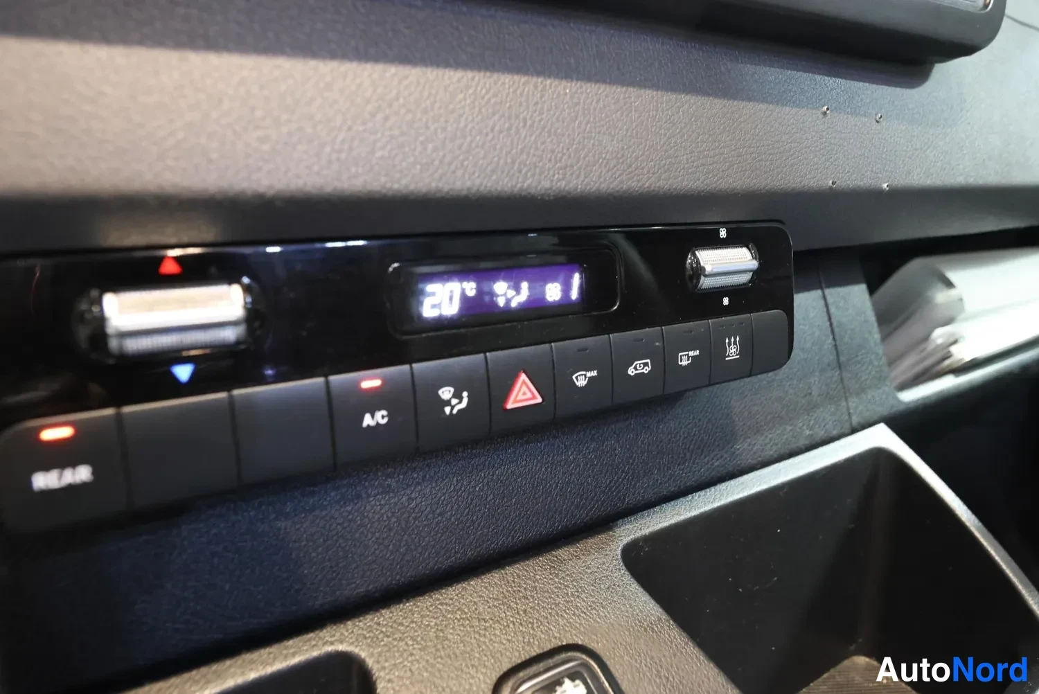 Valkoinen Mercedes-Benz Sprinter 2019, yksityiskohta, kuva 33