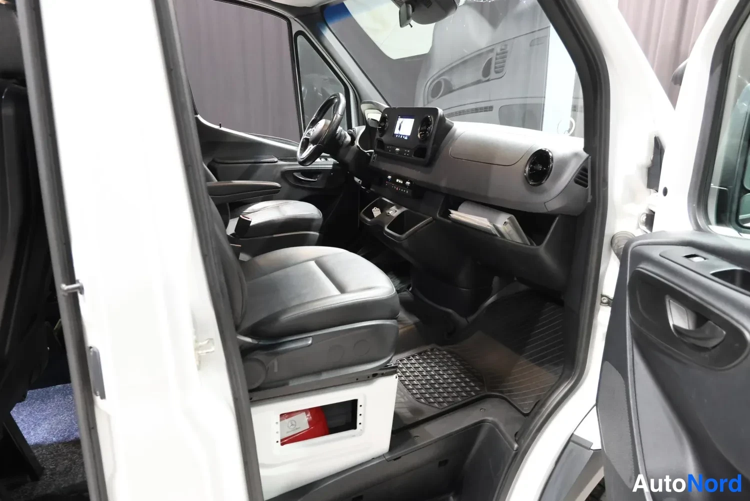 Valkoinen Mercedes-Benz Sprinter 2019, ohjaamo, kuva 20