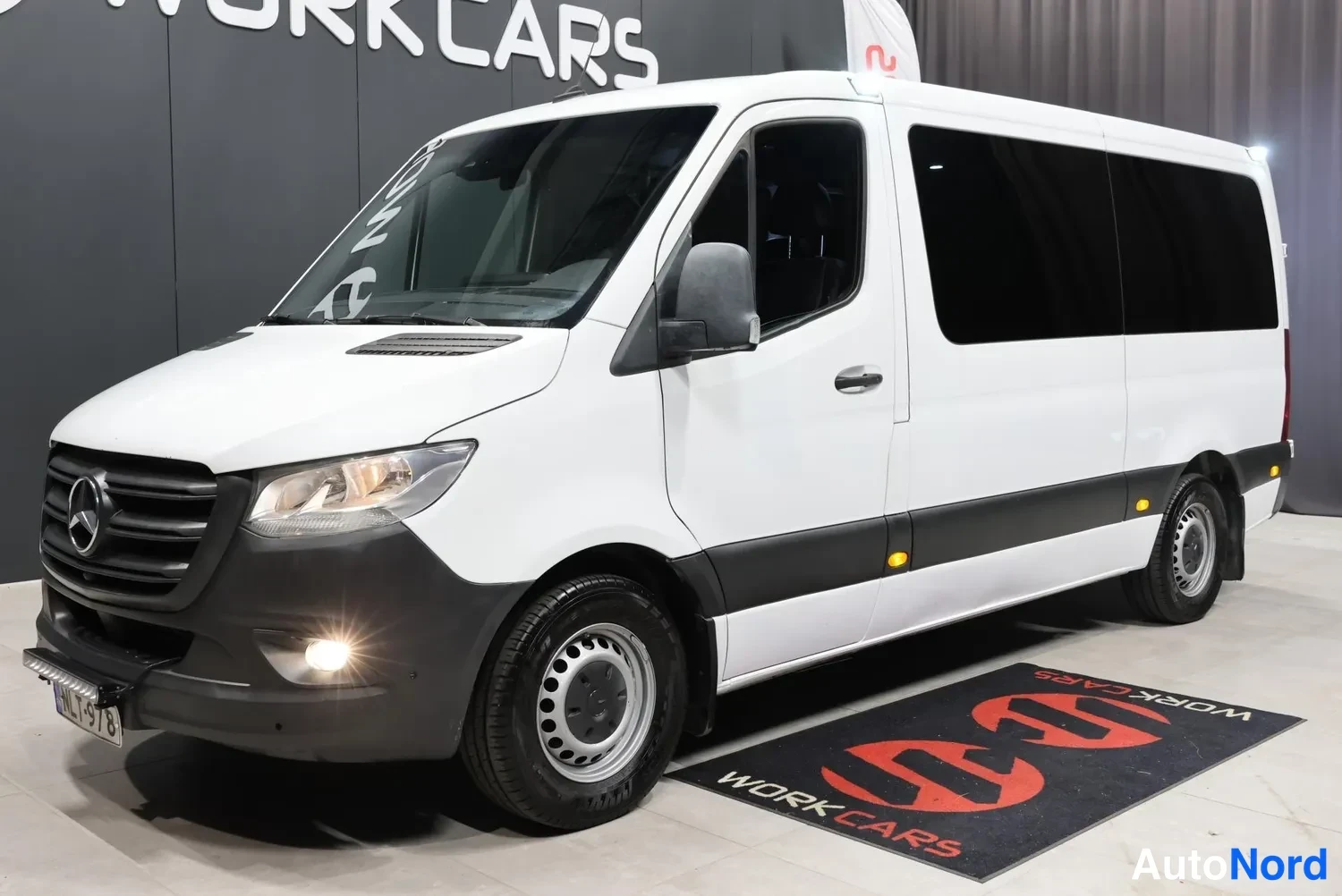 Valkoinen Mercedes-Benz Sprinter 2019, etuviisto, keula vasemmalle, kuva 2