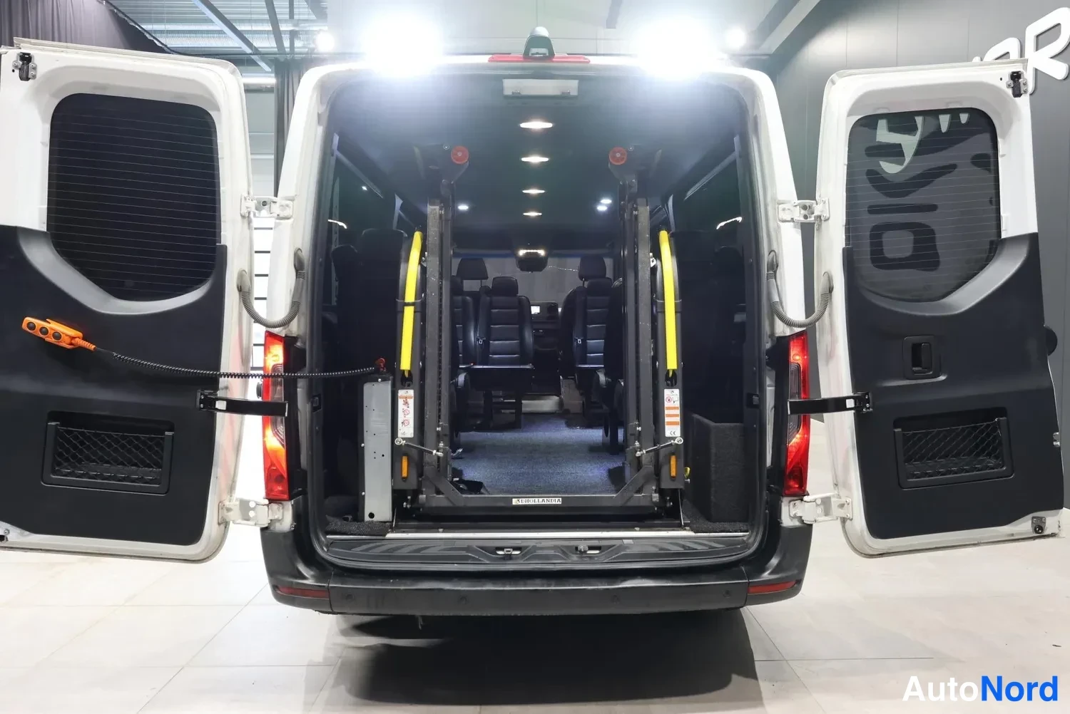 Valkoinen Mercedes-Benz Sprinter 2019, takaa, kuva 13