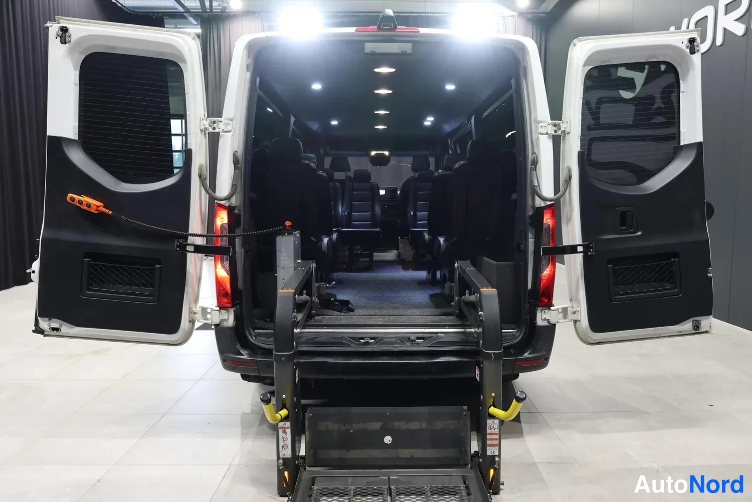 Valkoinen Mercedes-Benz Sprinter 2019, takaa, kuva 14