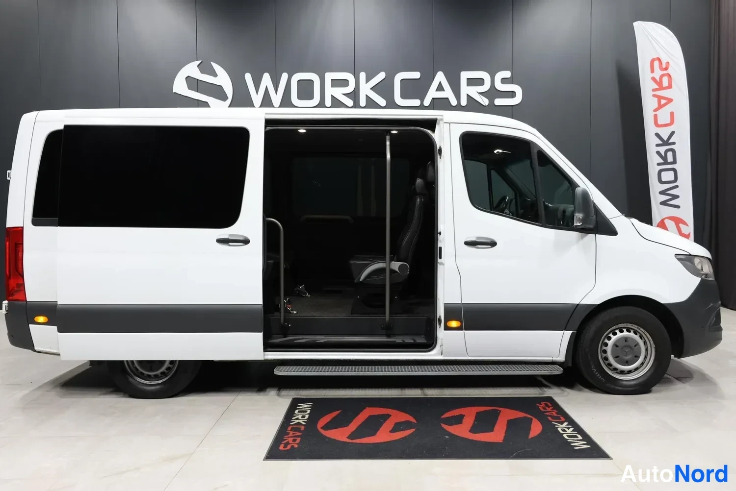 Valkoinen Mercedes-Benz Sprinter 2019, etuviisto, keula oikealle, kuva 6