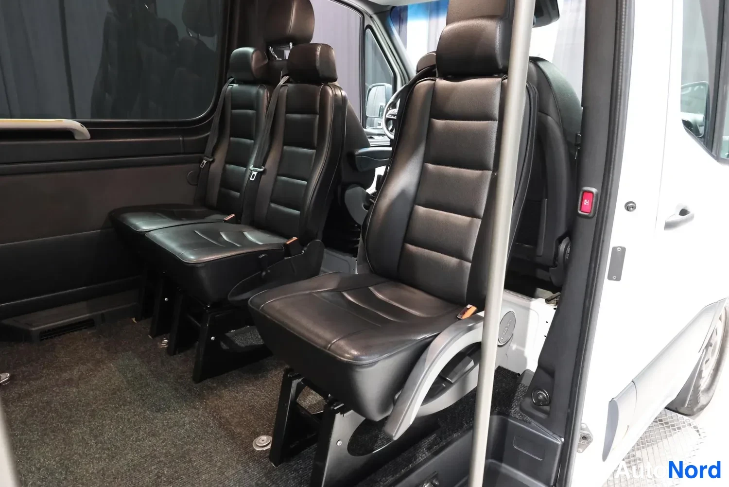 Valkoinen Mercedes-Benz Sprinter 2019, etuistuimet, kuva 16