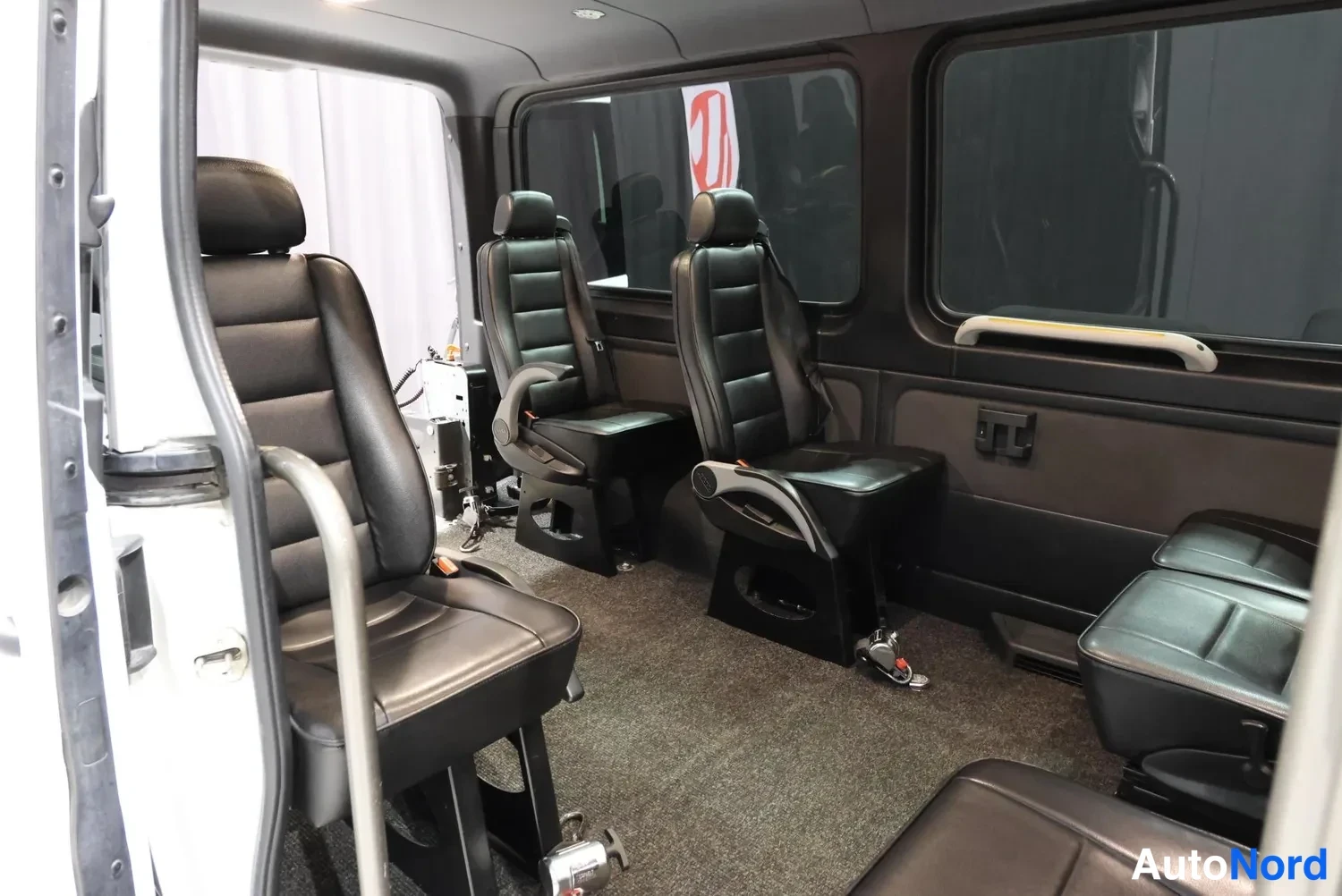 Valkoinen Mercedes-Benz Sprinter 2019, etuistuimet, kuva 17