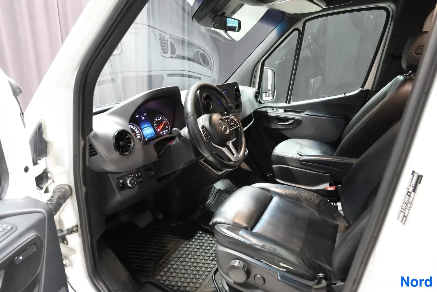 Valkoinen Mercedes-Benz Sprinter 2019, ohjaamo, kuva 14
