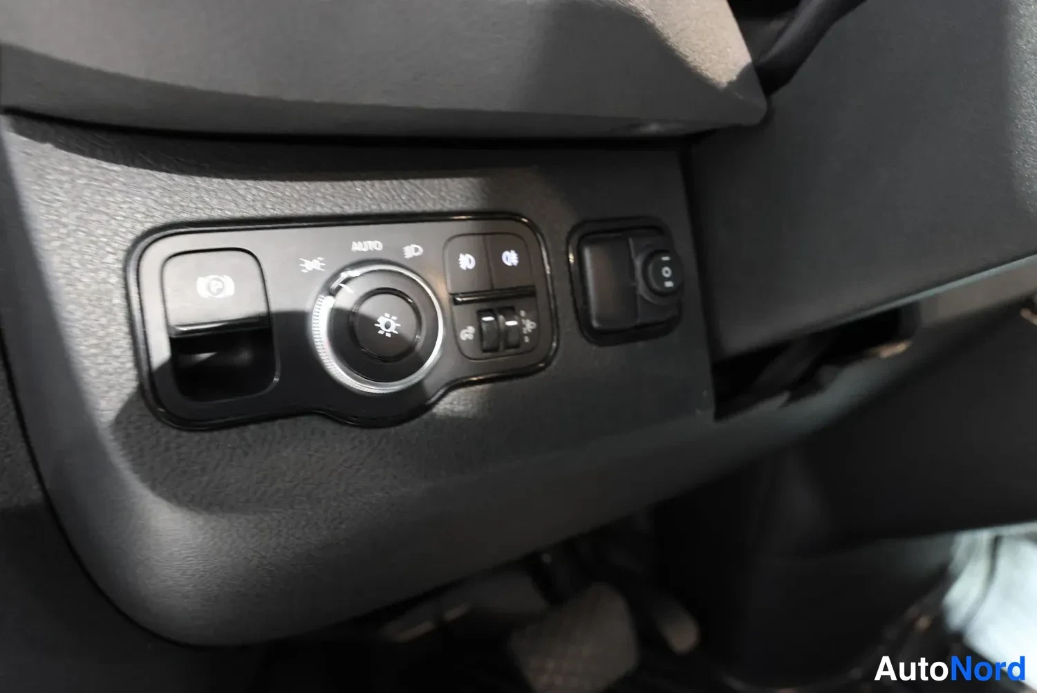 Valkoinen Mercedes-Benz Sprinter 2019, yksityiskohta, kuva 23