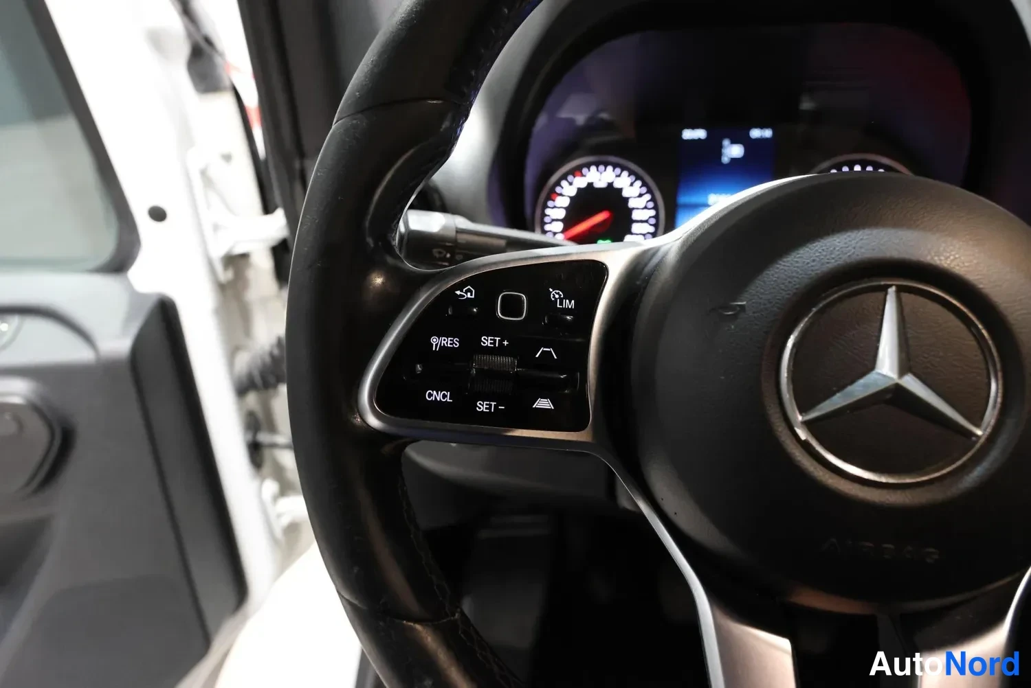 Valkoinen Mercedes-Benz Sprinter 2019, yksityiskohta, kuva 24
