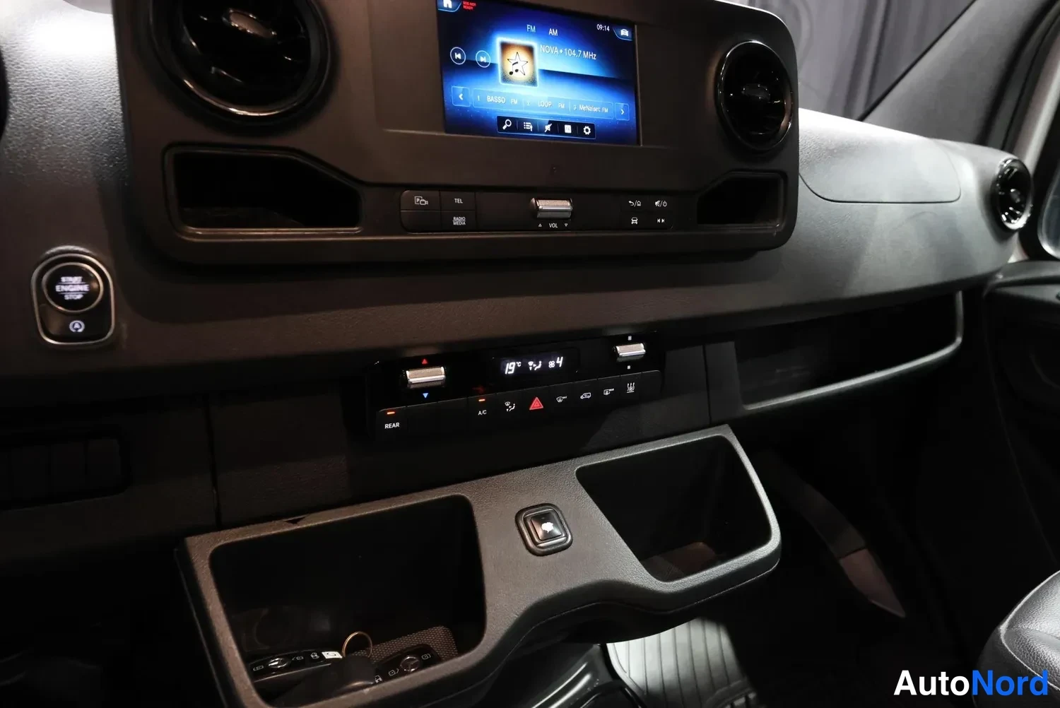 Valkoinen Mercedes-Benz Sprinter 2019, yksityiskohta, kuva 25