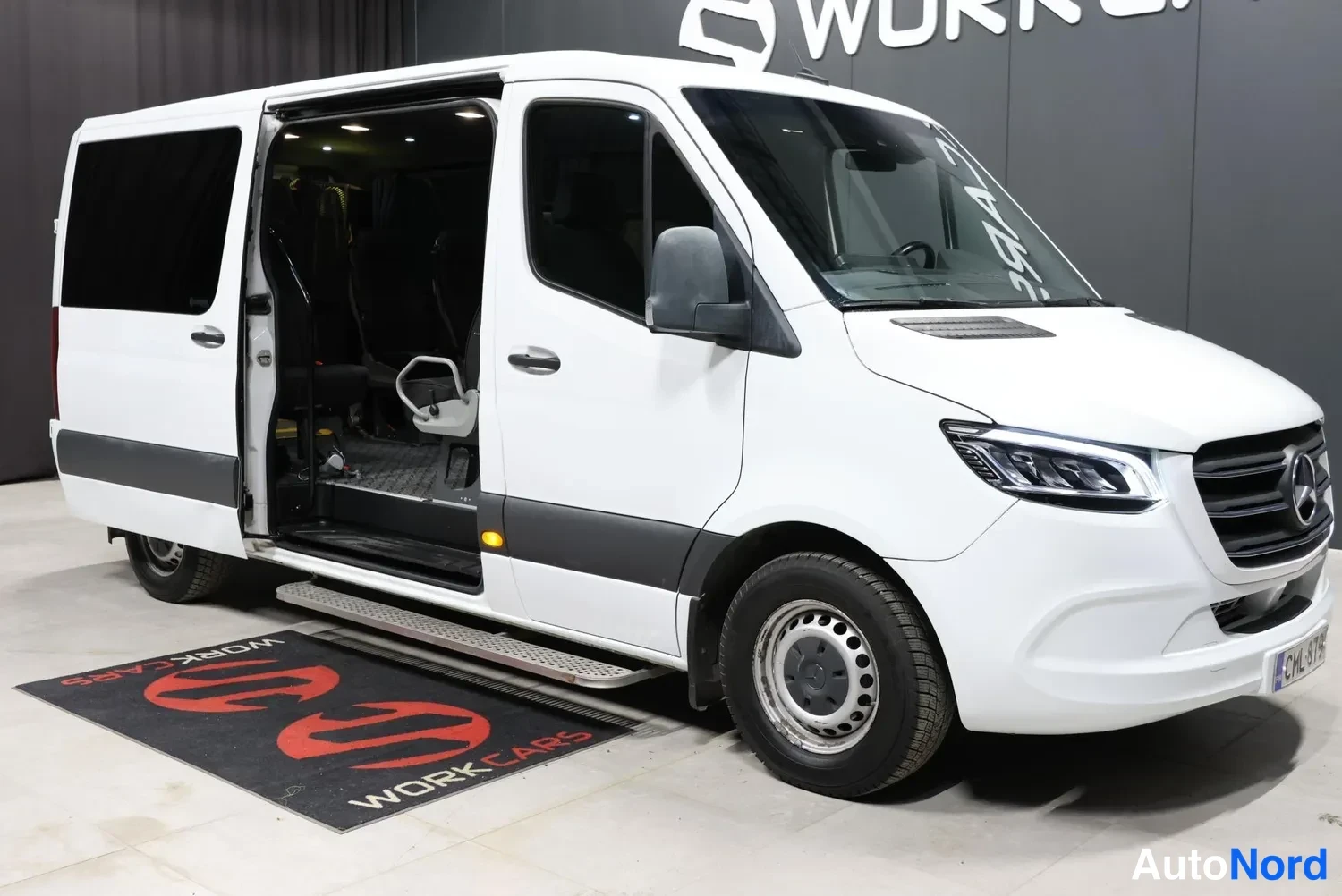 Valkoinen Mercedes-Benz Sprinter 2019, etuviisto, keula oikealle, kuva 3