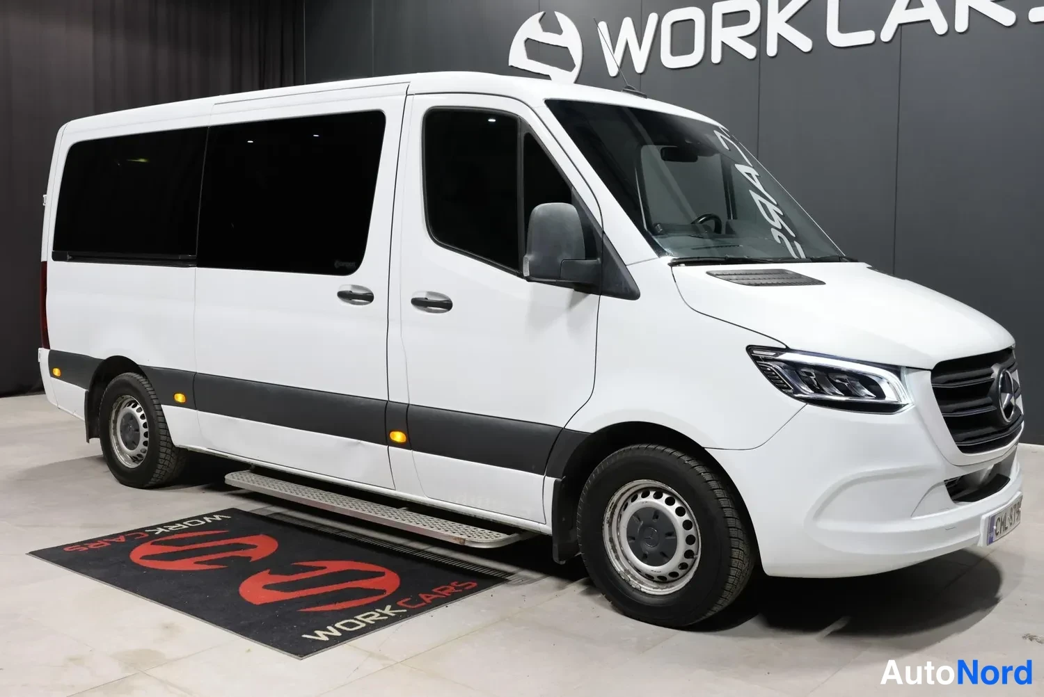 Valkoinen Mercedes-Benz Sprinter 2019, etuviisto, keula oikealle, kuva 4