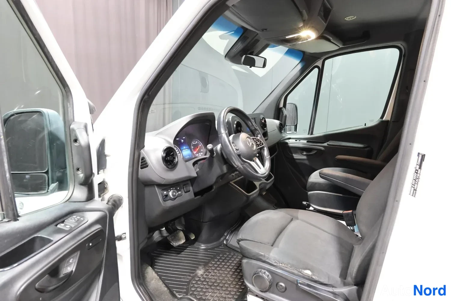 Valkoinen Mercedes-Benz Sprinter 2019, ohjaamo, kuva 15