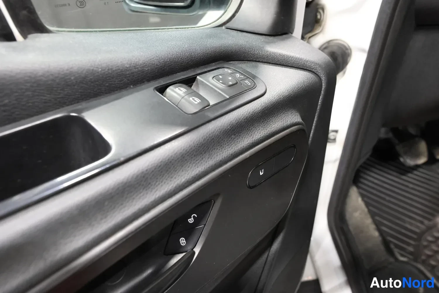 Valkoinen Mercedes-Benz Sprinter 2019, yksityiskohta, kuva 24