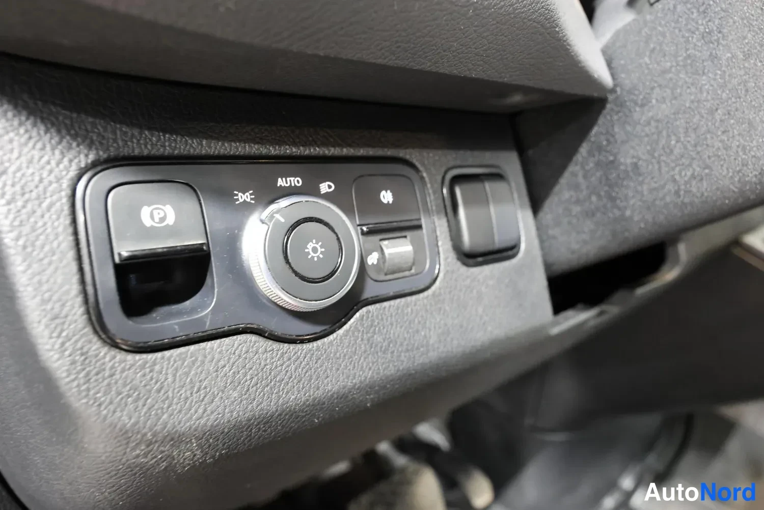 Valkoinen Mercedes-Benz Sprinter 2019, yksityiskohta, kuva 25