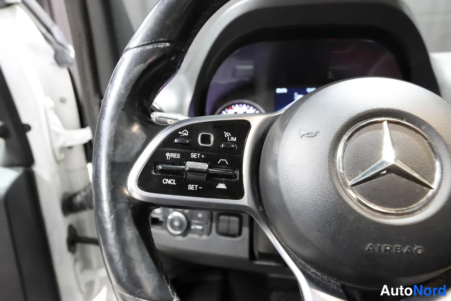 Valkoinen Mercedes-Benz Sprinter 2019, yksityiskohta, kuva 26