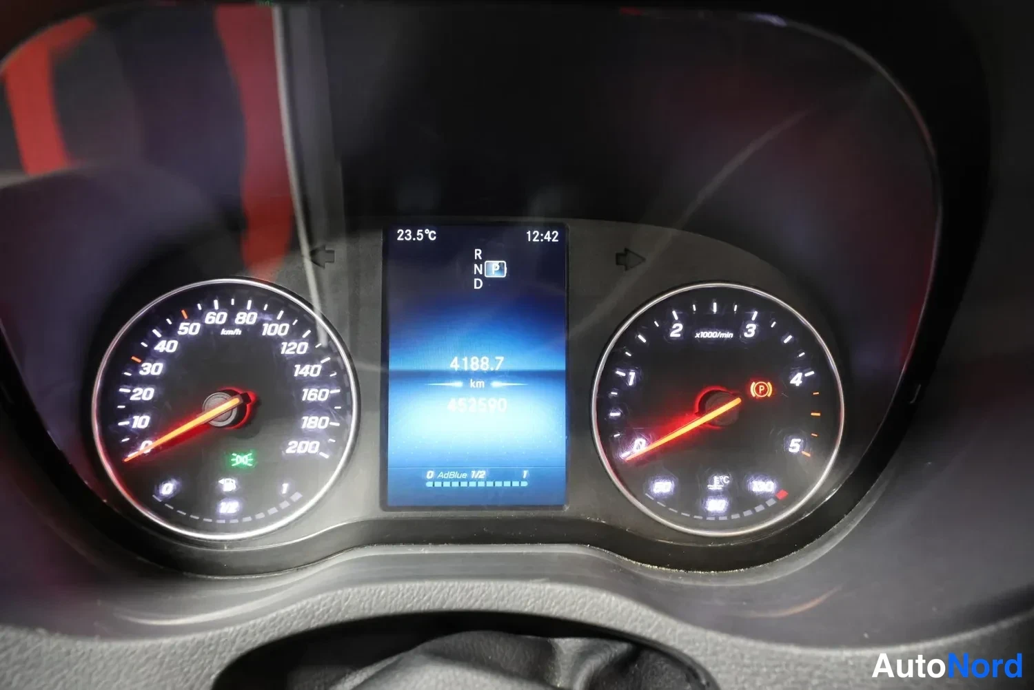 Valkoinen Mercedes-Benz Sprinter 2019, yksityiskohta, kuva 27