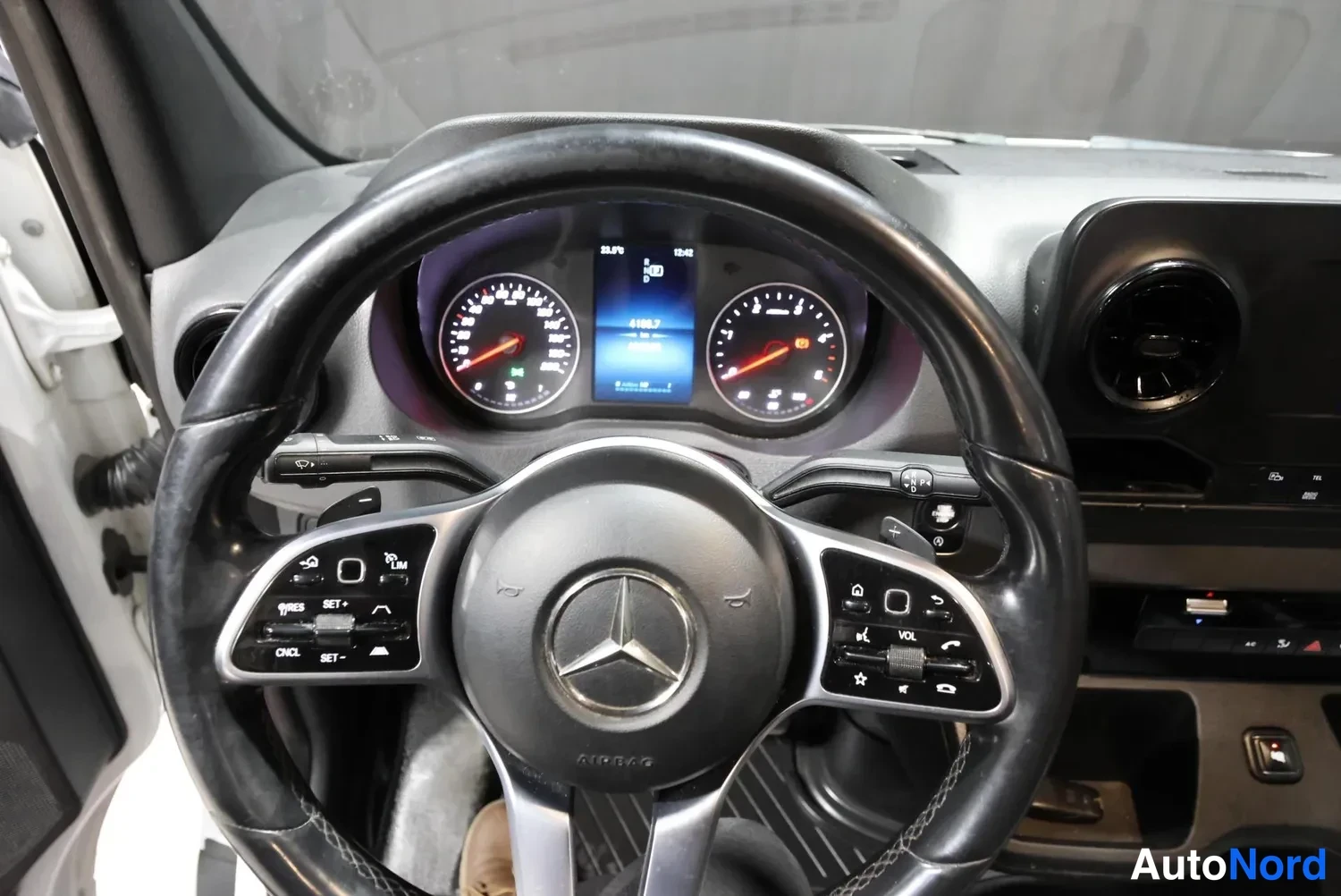 Valkoinen Mercedes-Benz Sprinter 2019, ohjaamo, kuva 16