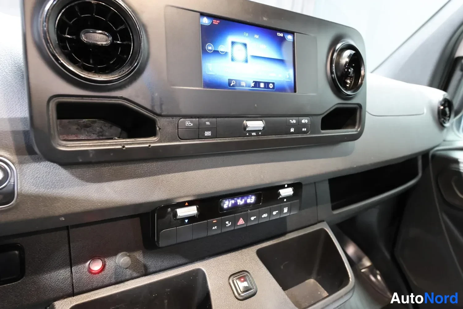 Valkoinen Mercedes-Benz Sprinter 2019, ohjaamo, kuva 17
