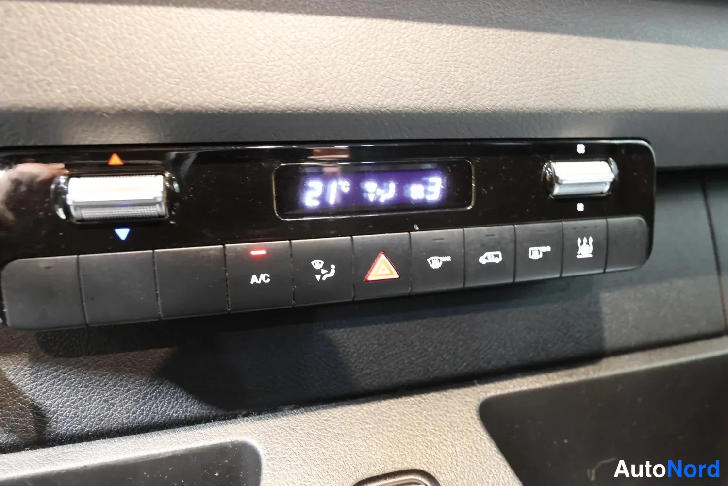Valkoinen Mercedes-Benz Sprinter 2019, yksityiskohta, kuva 30