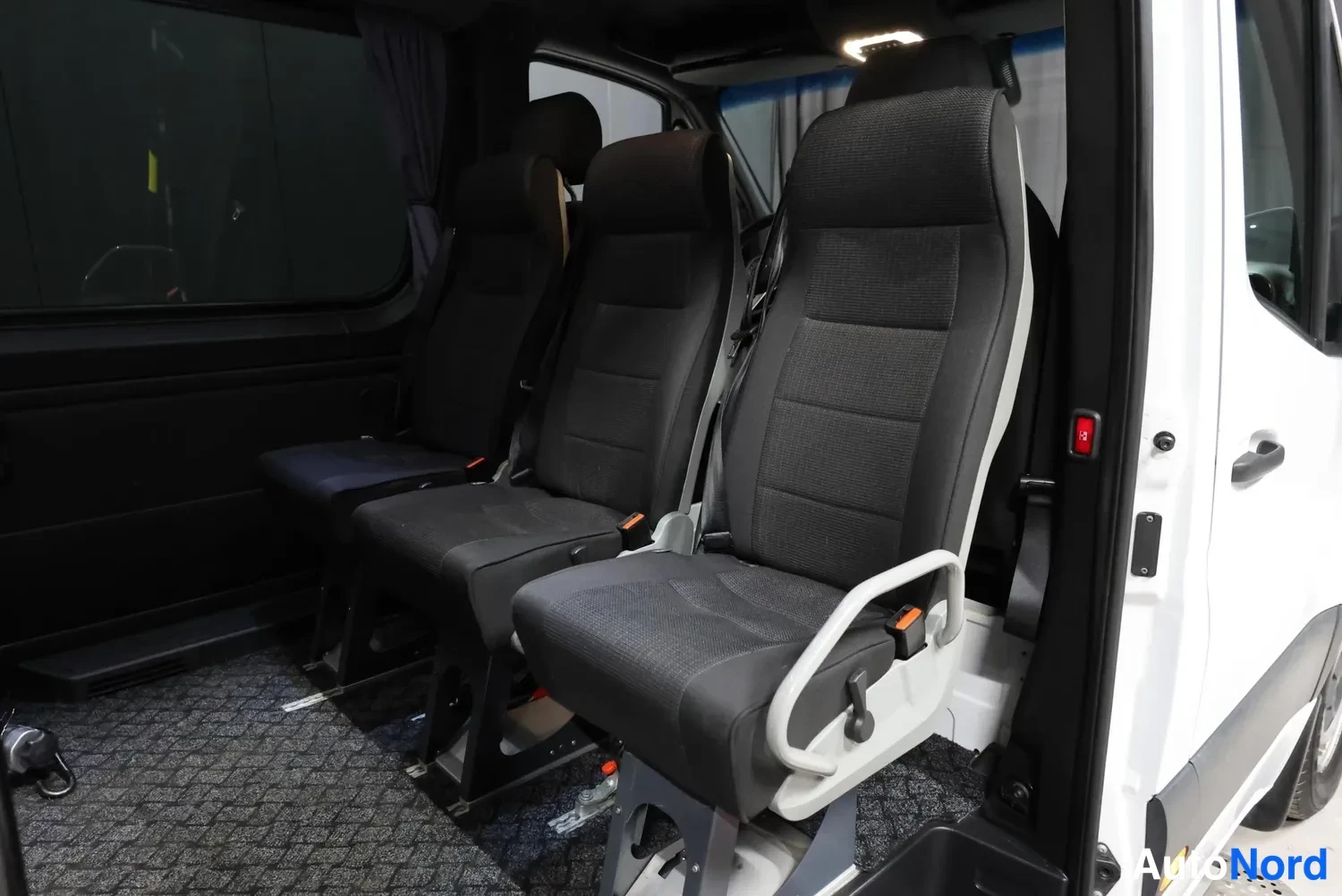 Valkoinen Mercedes-Benz Sprinter 2019, takaistuimet, kuva 20