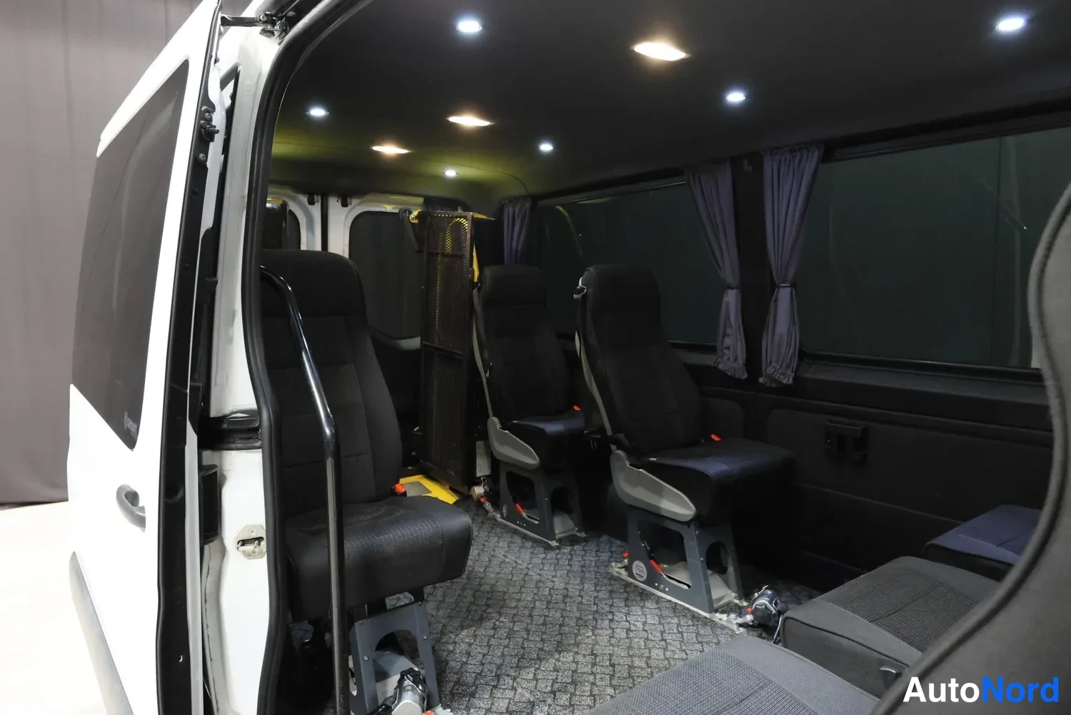 Valkoinen Mercedes-Benz Sprinter 2019, ohjaamo, kuva 18