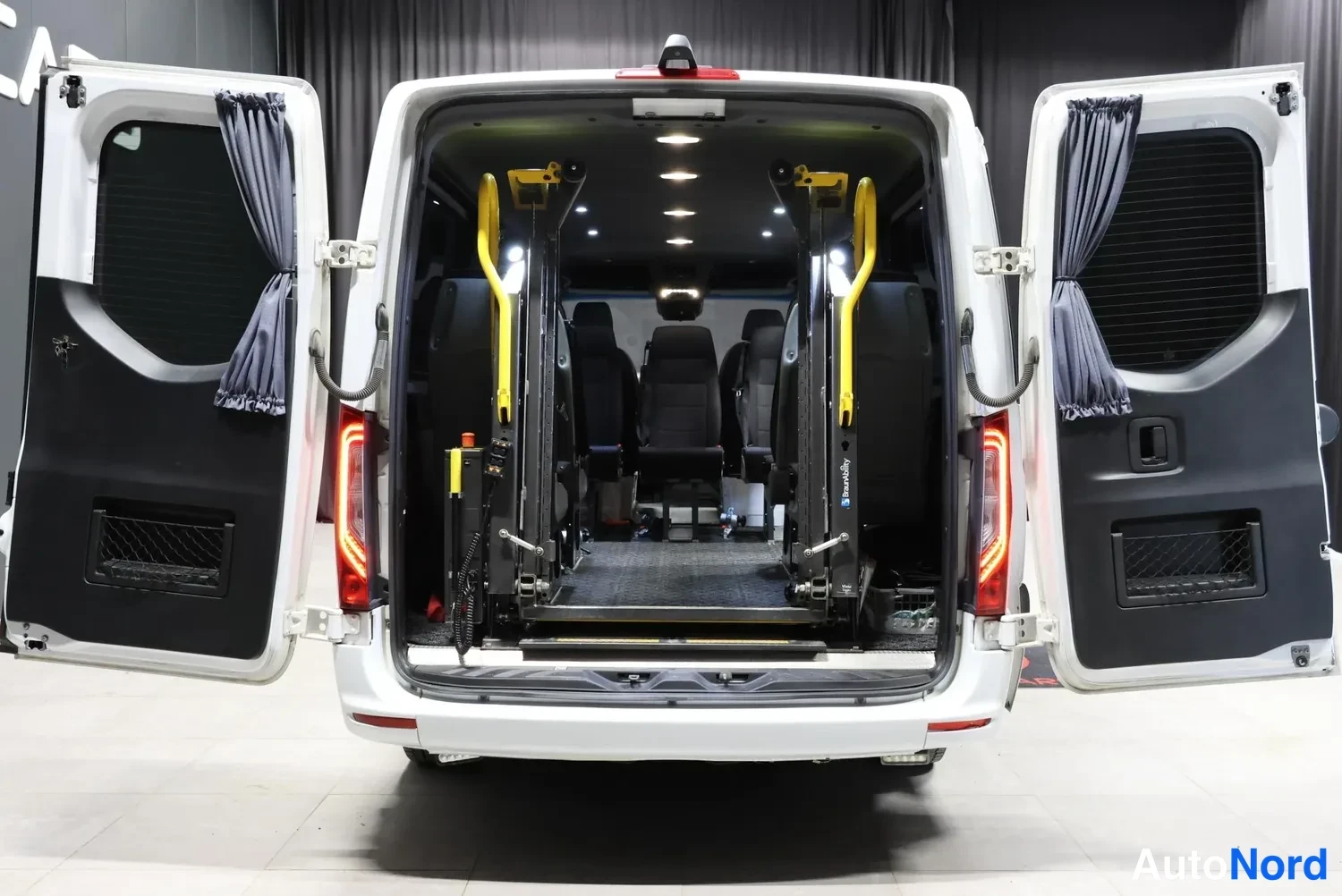 Valkoinen Mercedes-Benz Sprinter 2019, takaistuimet, kuva 19