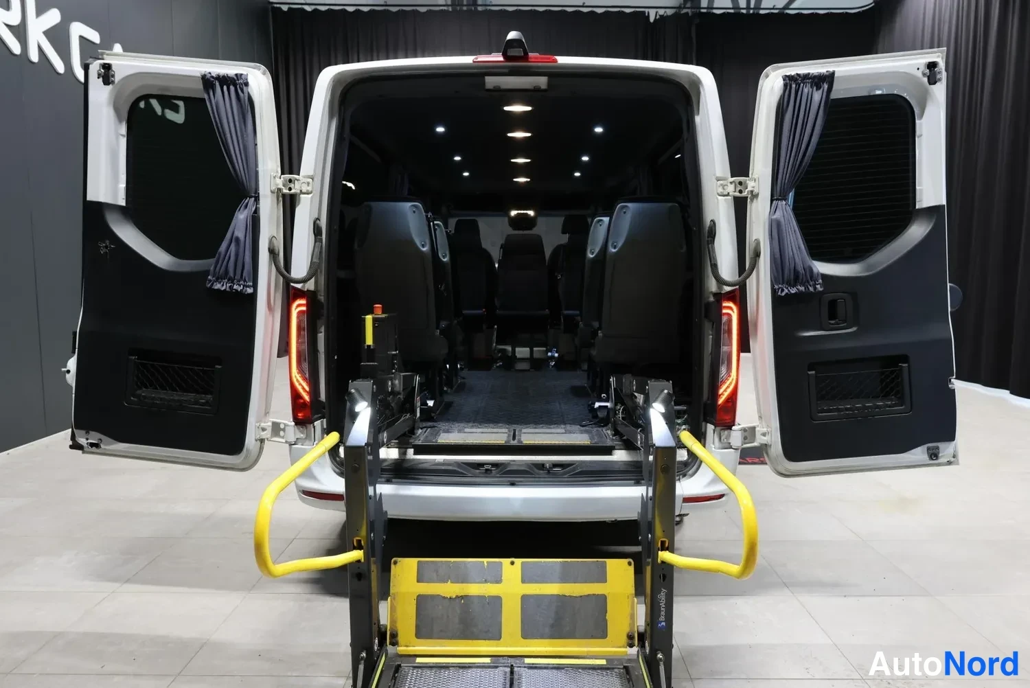 Valkoinen Mercedes-Benz Sprinter 2019, takaa, kuva 14